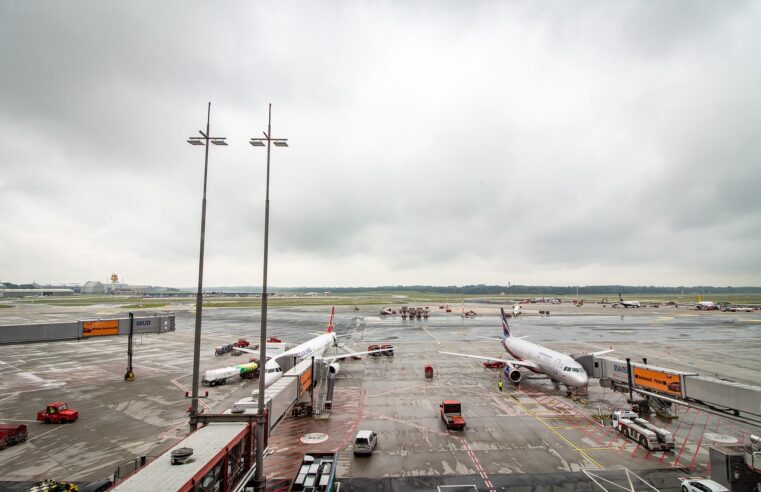 Transport lotniczy towarów niebezpiecznych – samoloty i infrastruktura lotniska cargo